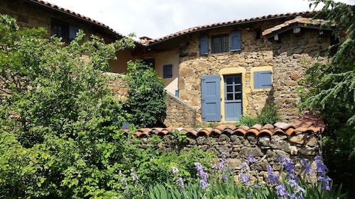 Ancienne ferme en pierre, rénovée avec goût, au cœur des monts du Lyonnais