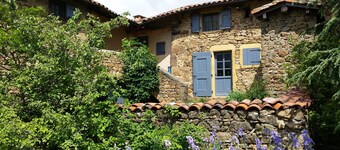 Ancienne ferme en pierre, rĂ©novĂ©e avec goĂ»t, au cĆur des monts du Lyonnais