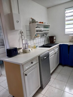 Kühlschrank, Mikrowelle, Ofen, Geschirrspüler