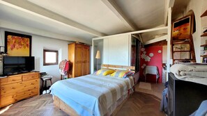 4 bedrooms, desk, iron/ironing board, WiFi