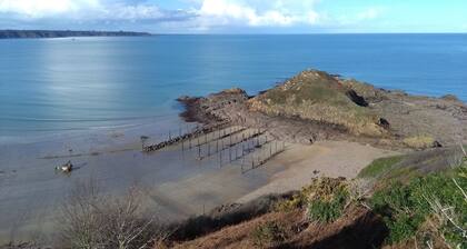 Maison 3 chambres, grand jardin WIFI 110m2, deux trois kms des plages .