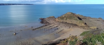 3-bedroom house, large 110m2 WIFI garden, two and a half miles from the beach.