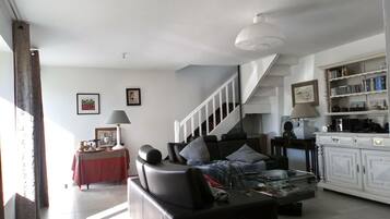 TV, fireplace, DVD player, books