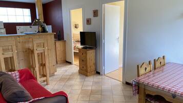 Télévision, jeux vidéo, lecteur de DVD, table de tennis de table