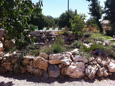 New BBC Villa with pool - Garden - Parking - in a Provencal town