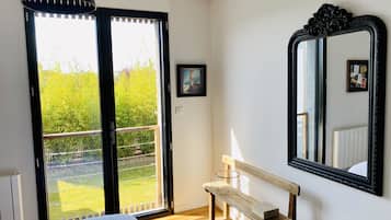 4 habitaciones, tabla de planchar con plancha y cuna de viaje