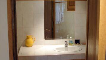 Ducha y bañera combinadas, toallas y papel higiénico