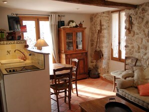 Télévision, lecteur de DVD, chaîne hi-fi