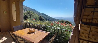 Rez de jardin indépendant avec vue exceptionnelle mer montagne Propriété fermée