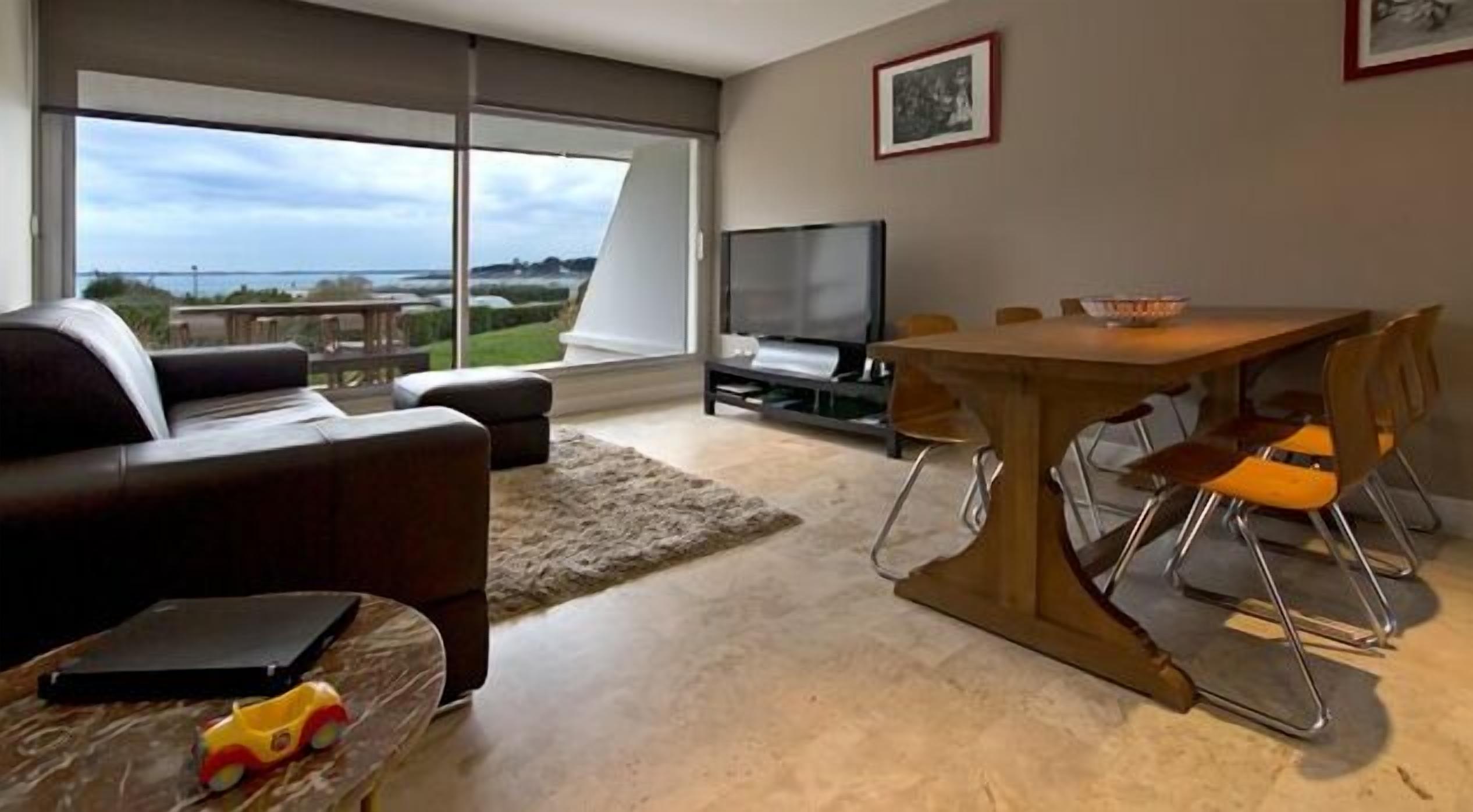 Una televisión, un reproductor de DVD, un reproductor estéreo