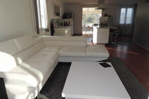 TV, ping pong, books, stereo