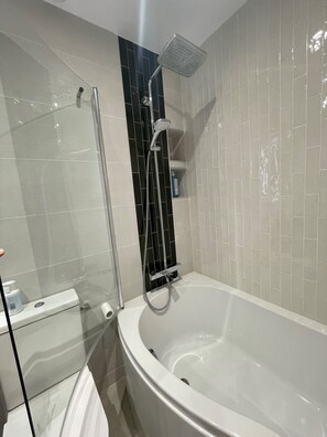 Bathtub, hair dryer, towels, soap - Villa, with swimming pool not overlooked, beach 10min walk, close to activities (Saint-Cyr-Sur-Mer)
