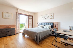 4 bedrooms, desk, iron/ironing board, travel cot