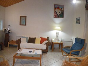 Téléviseur à écran plat, livres, chaîne audio