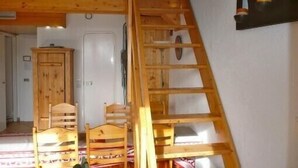 A wooden staircase leading to a loft bedroom with a bunk bed and a wooden headboard. - ARCS1800 very sunny 3 rooms 3 shower rooms balcony 50m Transarc and shops (Bourg-Saint-Maurice)