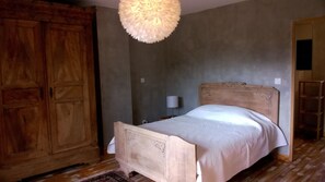 4 chambres, fer et planche à repasser, Wi-Fi, draps fournis