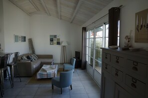 TV, DVD player, books, stereo