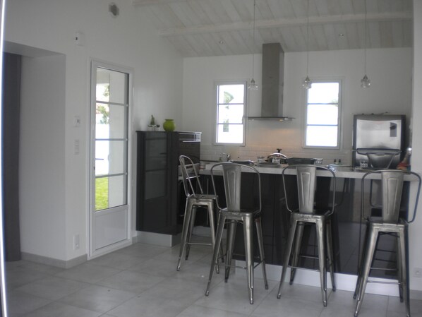 ثلاجة، ميكروويف، فرن، موقد طهي مسطح