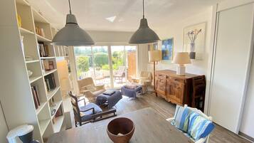 Télévision, table de tennis de table, livres