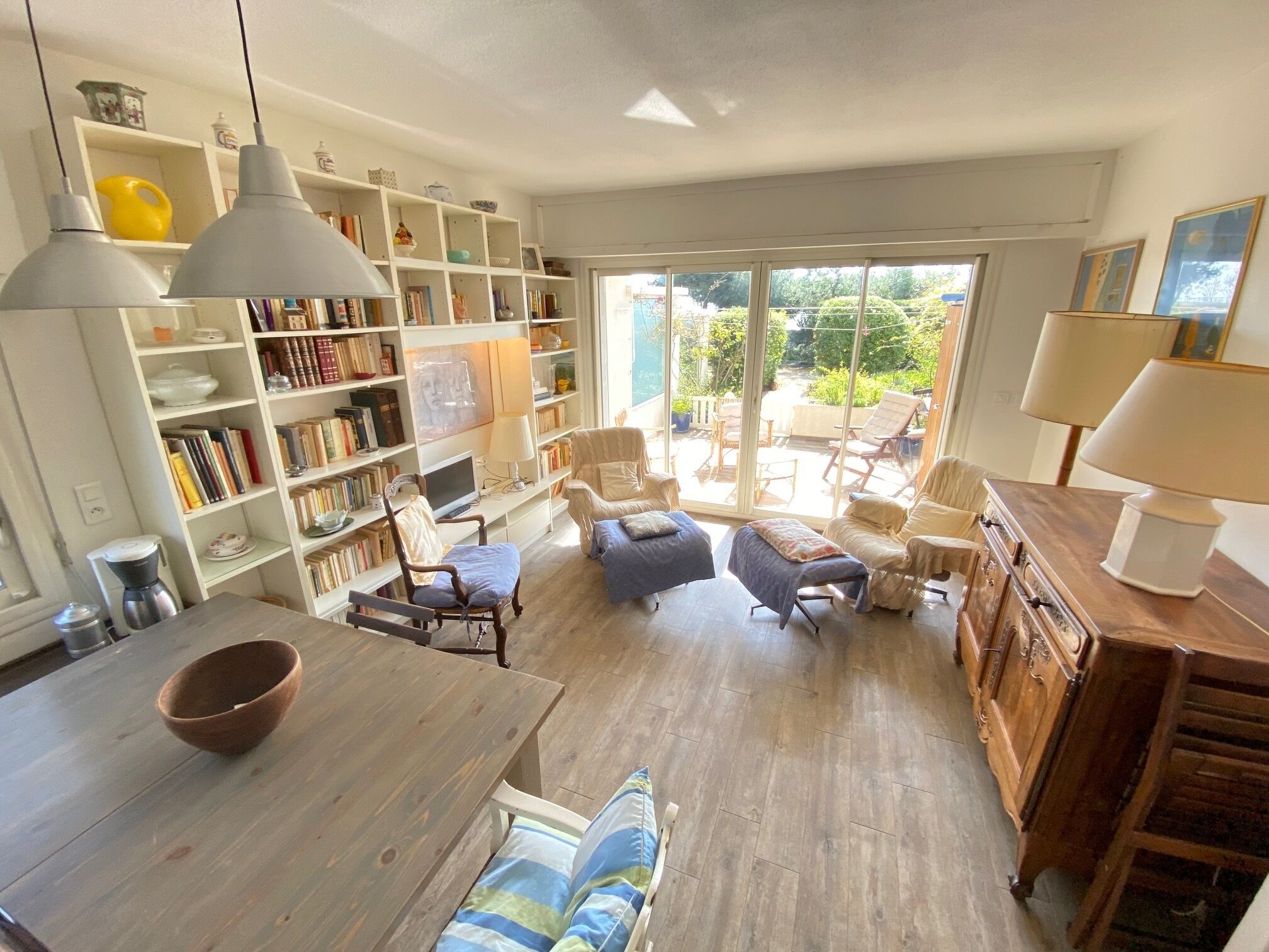 Télévision, table de tennis de table, livres