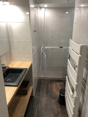 Secadora de cabello, toallas, papel de baño 