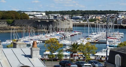 APPART.  Vue sur VILLE CLOSE ET PORT DE PLAISANCE, AVEC GARAGE FERMÉ 