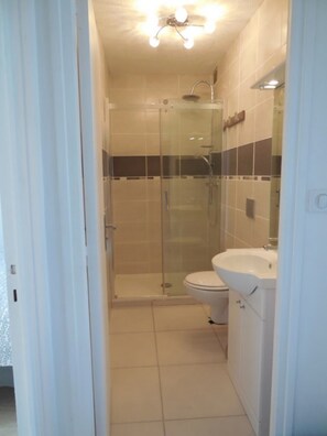 Shower, hair dryer - 2 BEDROOM APARTMENT RENEWED, STUNNING VIEW OF CLOSED CITY AND MARINA  (Concarneau)