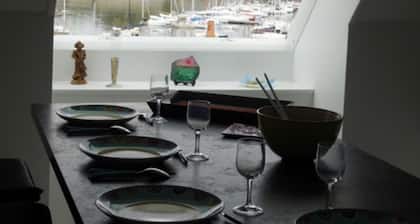 WOHNUNG MIT 2 SCHLAFZIMMERN, ERNEUERT, HERRLICHER BLICK AUF DIE GESCHLOSSENE STADT UND DEN HAFEN