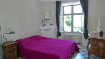 2 slaapkamers, een strijkplank/strijkijzer, gratis wifi, beddengoed