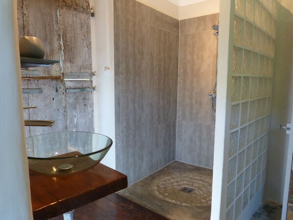 Regadera, secadora de cabello, toallas, papel de baño