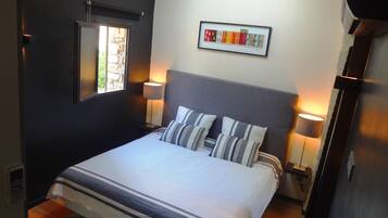 11 chambres, bureau, fer et planche à repasser, lit parapluie