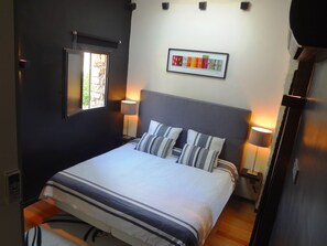 11 bedrooms, desk, iron/ironing board, travel crib