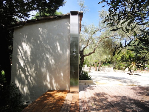 Domaine à Uzès au calme: 11 ch., 26 couch., piscine 10X5, 5 sdb, jardin1ha, WIFI