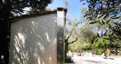 Domaine Ă UzĂšs au calme: 11 ch., 26 couch., piscine 10X5, 5 sdb, jardin1ha, WIFI