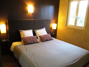 11 bedrooms, desk, iron/ironing board, travel cot