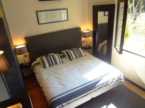 11 bedrooms, desk, iron/ironing board, travel crib