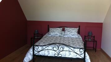 2 habitaciones, tabla de planchar con plancha y cuna de viaje