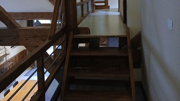 Un escalier en bois offrant une vue sur l’extérieur.