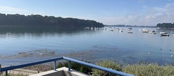 Fötter i vattnet, med en fantastisk utsikt