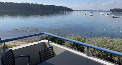 FÜSSE IM WASSER MIT EINEM ERSTAUNLICHEN BLICK