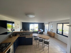 Jääkaappi, mikroaaltouuni, uuni, liesi