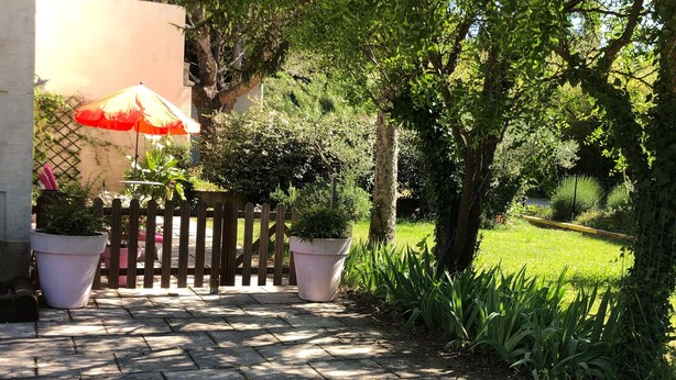 A paved patio with a flower pot and a wooden fence. - Gloria's house ...   (Saint-Rémy-De-Provence)