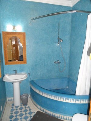 Bathtub, jetted tub, hair dryer, towels -  Authentic riad - Exclusive - Marrakech Medina (Marrakech)