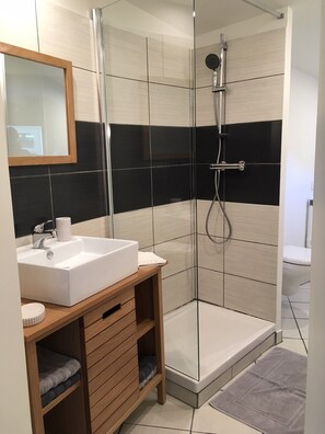 Dusche, Haartrockner, Toilettenpapier