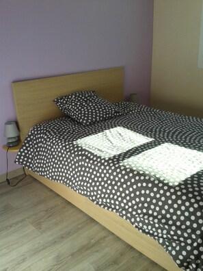 4 bedrooms, desk, iron/ironing board, travel cot