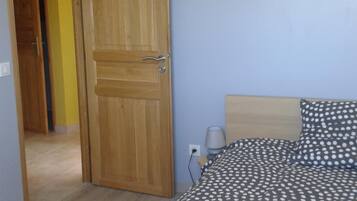 4 makuuhuonetta, työpöytÀ, silitysrauta/-lauta, vauvan matkasÀnky