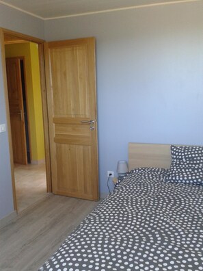 4 bedrooms, desk, iron/ironing board, travel crib