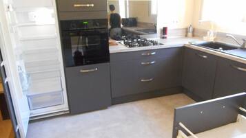 Frigorífico, microondas, horno y placa de cocina