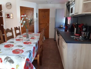 Fridge, microwave, oven, stovetop - House 5 mins from SAINT-LARY SOULAN 8 sleeps (Tramezaïgues)