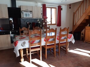 Dining - House 5 mins from SAINT-LARY SOULAN 8 sleeps (Tramezaïgues)